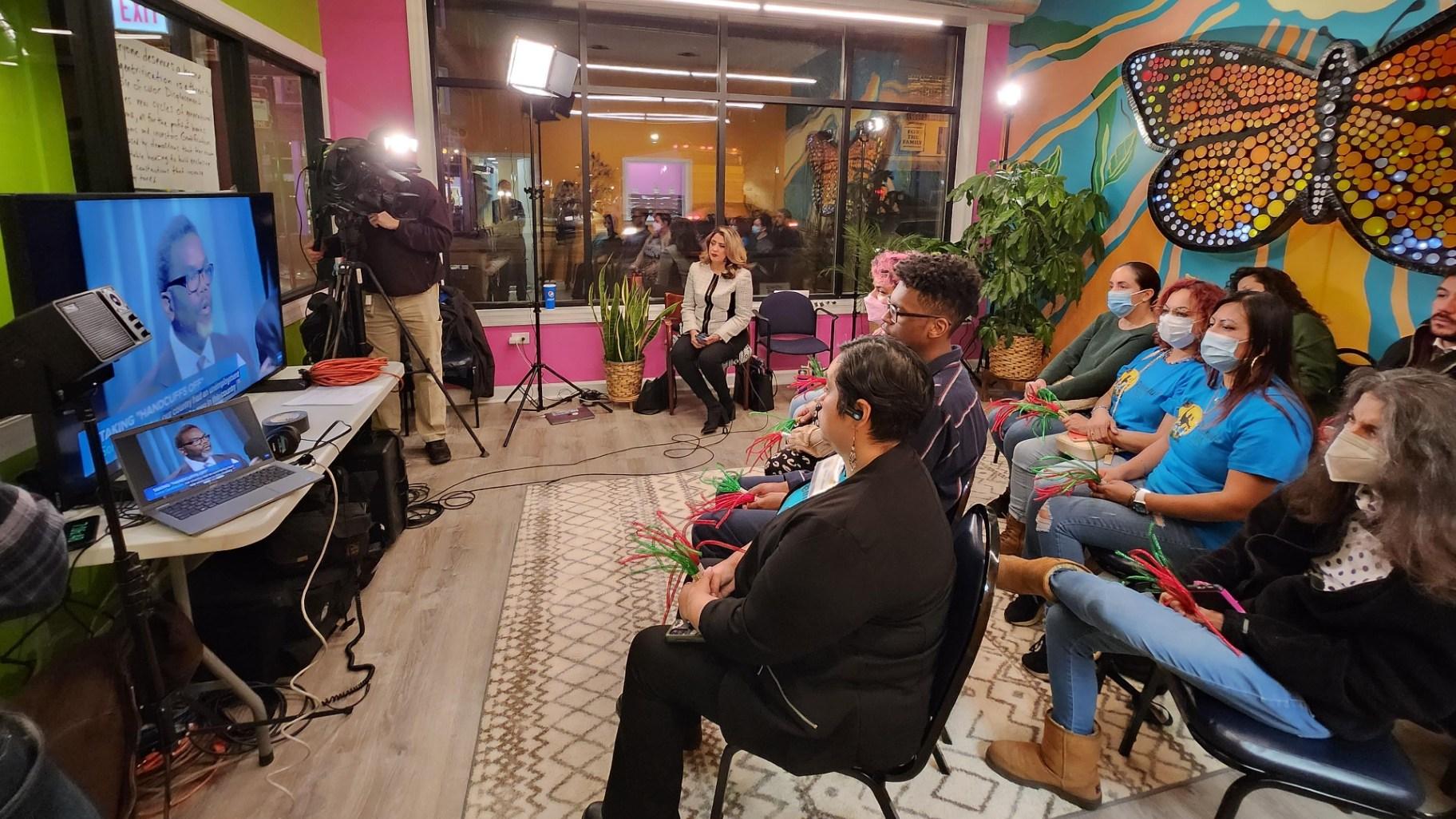 Logan Square residents watch the WTTW News mayoral forum live from Palenque LSNA. (Acacia Hernandez)