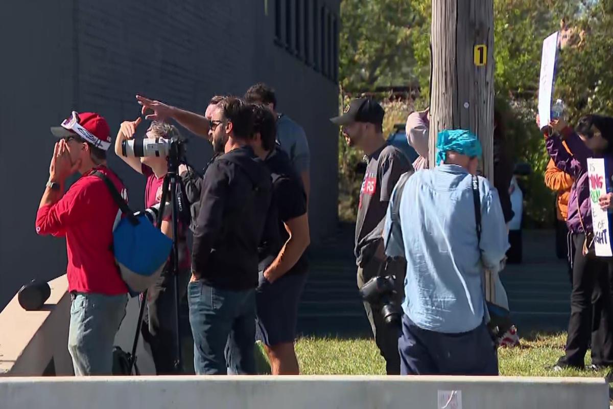 Protesters gather outside an ICE facility in Broadview, Ill. (WTTW News)