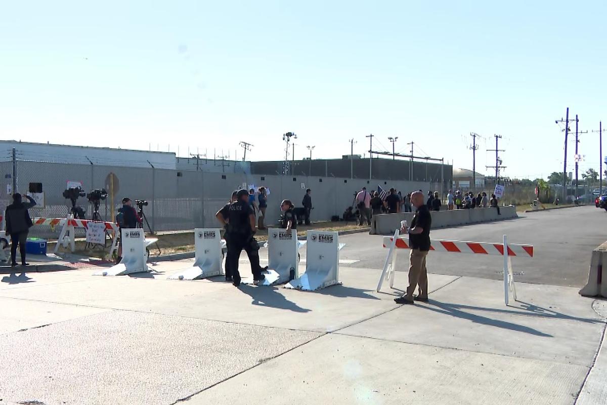 Barriers have been put in place around the Broadview ICE detention facility on Oct. 3, 2025. (WTTW News)
