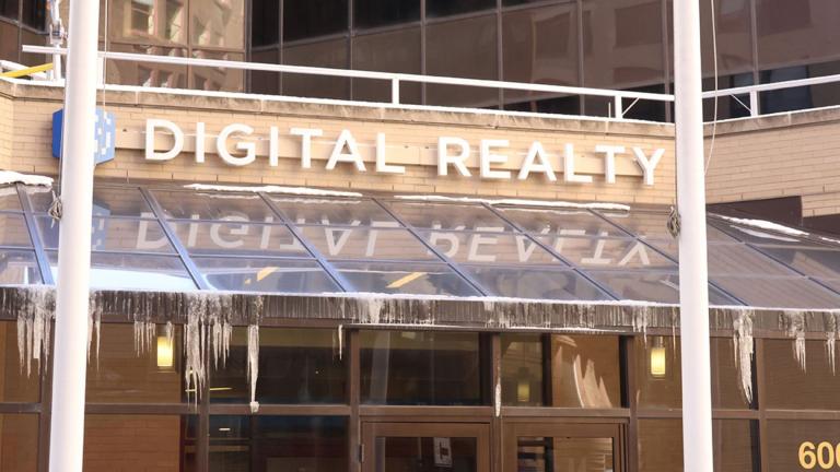 While the AI race sparked heightened interest in data centers, most of the centers in the state are multi-tenant retail centers. The Digital Realty center in Chicago’s South Loop is an example. (Gabriel Castilho / Medill Illinois News Bureau)