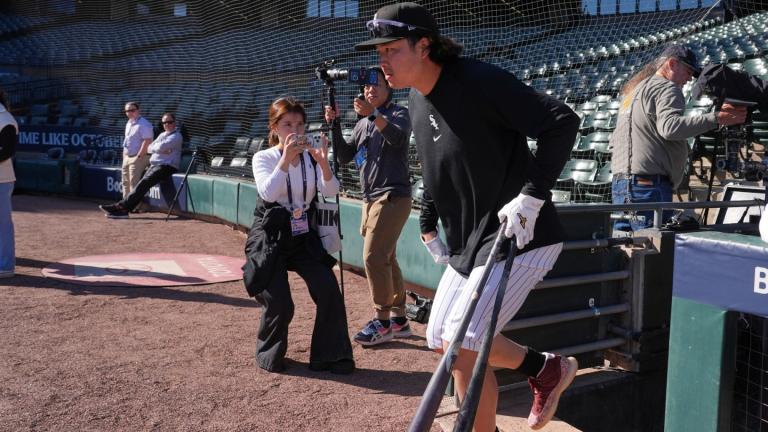 Chicago White Sox's Munetaka Murakami of Japan, runs onto the field for a baseball workout, Tuesday, Oct. 6, 2026, in Chicago, ahead of Wednesday's Game 3 in the American League Division Series against the Cleveland Guardians. (AP Photo / Nam Y. Huh)
