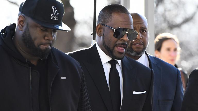 R. Kelly, right, arrives at the Leighton Criminal Court for a hearing on Friday, March 22, 2019, in Chicago. (AP Photo / Matt Marton) R. Kelly, right, arrives at the Leighton Criminal Court for a hearing on Friday, March 22, 2019, in Chicago. (AP Photo / Matt Marton)