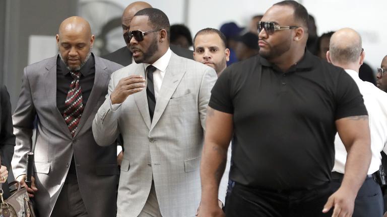 Musician R. Kelly, center, arrives at the Leighton Criminal Court building for an arraignment on new sex-related felonies Thursday, June 6, 2019, in Chicago. (AP Photo / Charles Rex Arbogast) Musician R. Kelly, center, arrives at the Leighton Criminal Court building for an arraignment on new sex-related felonies Thursday, June 6, 2019, in Chicago. (AP Photo / Charles Rex Arbogast)