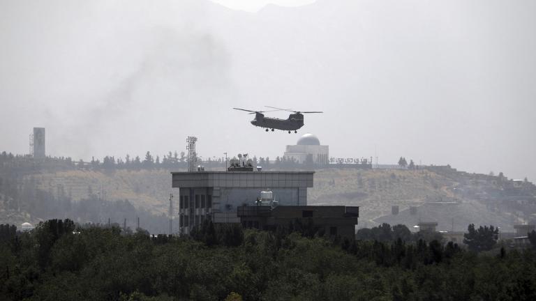 A U.S. Chinook helicopter flies over the U.S. Embassy in Kabul, Afghanistan, Sunday, Aug. 15, 2021. (AP Photo / Rahmat Gul)