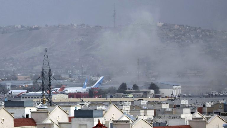 Smoke rises from a deadly explosion outside the airport in Kabul, Afghanistan, Thursday, Aug. 26, 2021. (AP Photo / Wali Sabawoon)