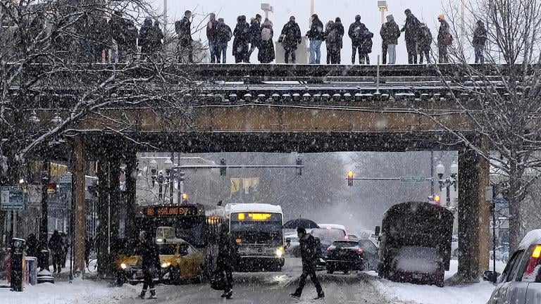 Commuters wait for a train as snow falls Monday, Jan. 28, 2019, in Chicago. (AP Photo / Kiichiro Sato)