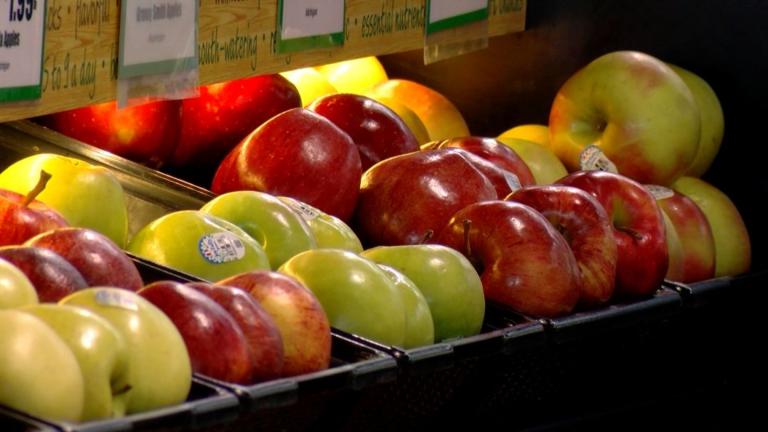 Apples are pictured at County Market in Springfield. (Andrew Campbell / Capitol News Illinois)