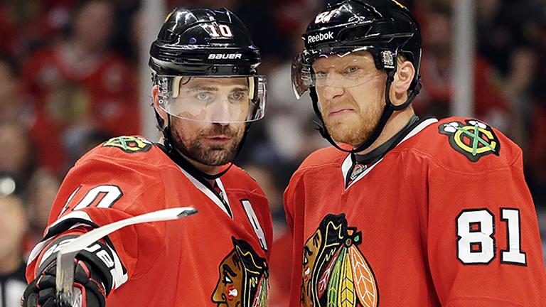 Chicago Blackhawks’ Marian Hossa, right, listens to Patrick Sharp during the second period of Game 2 of the NHL hockey Stanley Cup playoffs Western Conference semifinals against the Detroit Red Wings in Chicago, May 18, 2013. (AP Photo / Nam Y. Huh)