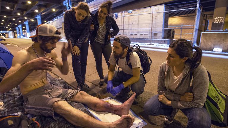 Members of Chicago Street Medicine deliver care to a man who is homeless. (Courtesy of Lloyd DeGrane Photography) Members of Chicago Street Medicine deliver care to a man who is homeless. (Courtesy of Lloyd DeGrane Photography)