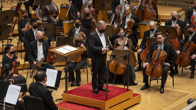 A moment of silence is observed by James Conlon and the CSO musicians in recognition of the passing of Maestro Bernard Haitink, who died on October 21, 2021. (Credit Todd Rosenberg Photography)