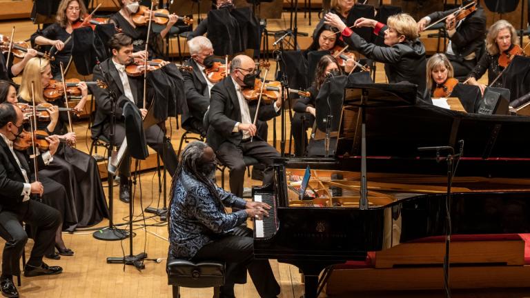 Conductor Marin Alsop leads the CSO and soloist Awadagin Pratt in the Orchestra’s first performance of CSO Mead Composer-in-Residence Jessie Montgomery’s Rounds for Piano and String Orchestra. January 6, 2023. (Todd Rosenberg)