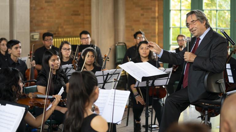 A community music rehearsal with the Chicago West Community Music Center and Riccardo Muti at the Columbus Park Refectory. (Photo by Todd Rosenberg)