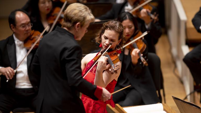 Hilary Hahn is soloist in Sibelius’s Violin Concerto with conductor Marin Alsop and the CSO. (© Todd Rosenberg)