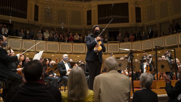 Violinist Leonidas Kavakos acknowledges the audience following his performance with Riccardo Muti and the CSO, September 30, 2021. (Credit Todd Rosenberg Photography)