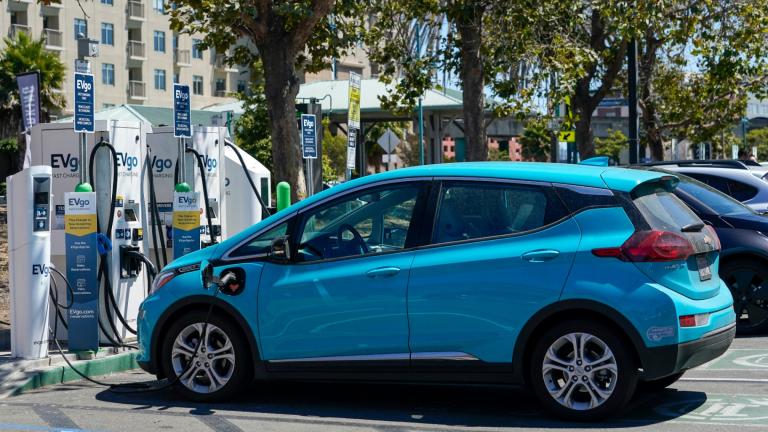 Electric vehicles can be seen charging at a shopping center in Emeryville, Calif., on Aug. 10, 2022. (AP Photo / Godofredo A. Vásquez, File)