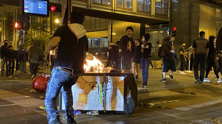 A chaotic scene in downtown Chicago on the evening of Saturday, May 30, 2020. (Hugo Balta / WTTW News)