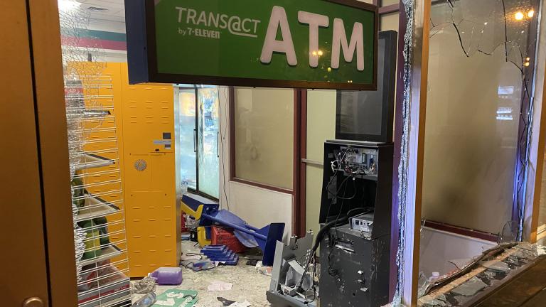 Protests on Saturday turned violent as some looters smashed store windows and stole merchandise. (Hugo Balta / WTTW News)