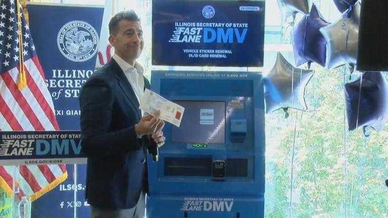 Secretary of State Alexi Giannoulias demonstrates the DMV kiosk at a Mariano’s in the West Loop on October 17, 2024. (WTTW News)