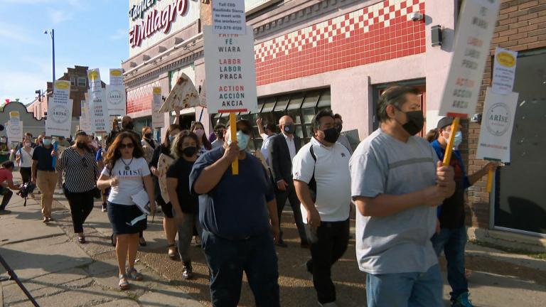 Workers, community members, and labor organization Arise Chicago rally at the 26th Street headquarters, Sept. 30, 2021. (WTTW News). 