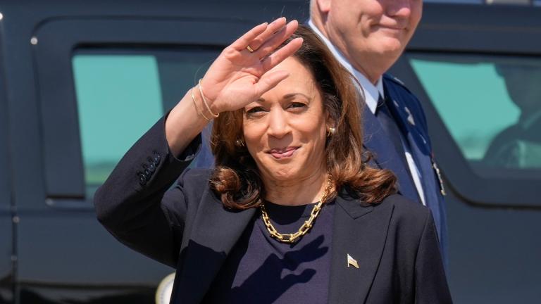 Democratic presidential nominee Vice President Kamala Harris waving to media members as she arrives at Pittsburgh International Airport, in Coraopolis, Pa., Thursday, Sept. 5, 2024, where she is expected to prepare for the first presidential debate. (AP Photo / Jacquelyn Martin) Democratic presidential nominee Vice President Kamala Harris waving to media members as she arrives at Pittsburgh International Airport, in Coraopolis, Pa., Thursday, Sept. 5, 2024, where she is expected to prepare for the first presidential debate. (AP Photo / Jacquelyn Martin)