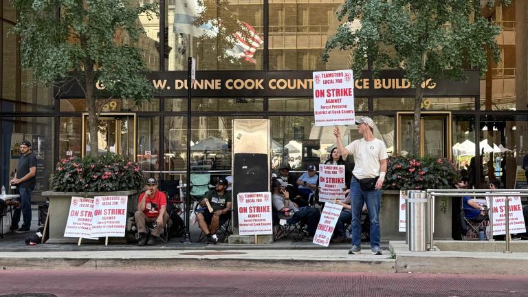 Local 700 employees on the picket line, Aug. 27, 2026. (Patty Wetli / WTTW News)