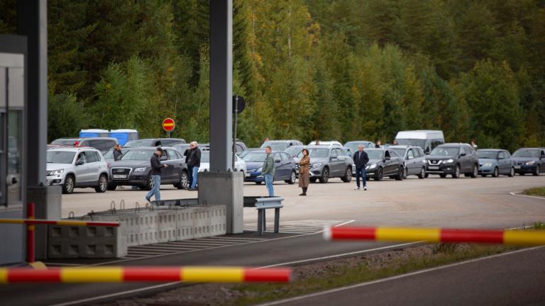 Cars queue to cross the border from Russia to Finland at the Vaalimaa border check point in Virolahti, Finland, Friday Sept. 23, 2022. (Sasu Makinen / Lehtikuva via AP)