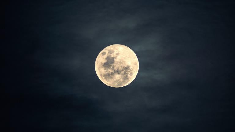 A full moon. (Lim Yaw Keong / Pixabay)