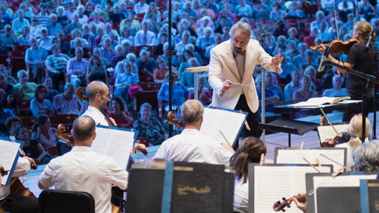 Music director Carlos Kalmar leads the Grant Park Orchestra in 2019. (Courtesy of the Grant Park Music Festival)