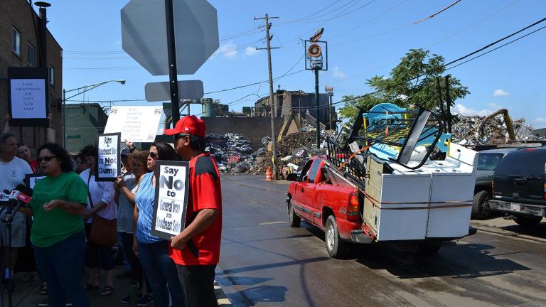 Protestors at General Iron's Lincoln Park metal shredding operation in 2018. (Alex Ruppenthal / WTTW News)