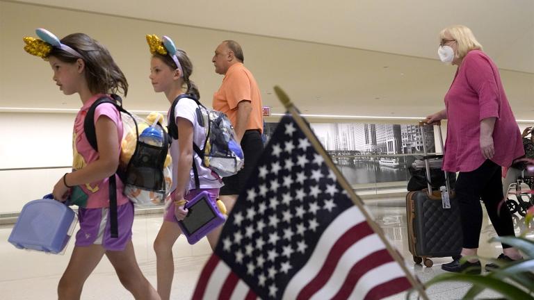 Airline passengers arrive at Chicago's Midway International Airport on the first day of the July 4th holiday weekend Friday, July 1, 2022, in Chicago. (AP Photo / Charles Rex Arbogast) 