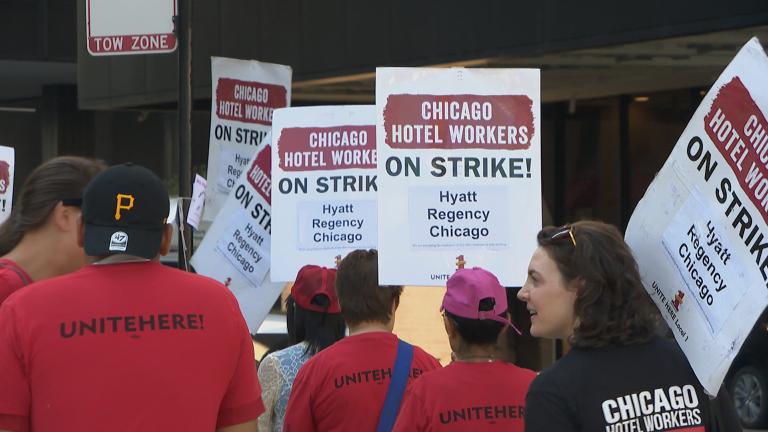 Workers picket in front of the Hyatt Regency Chicago on Monday, Sept. 17, 2018. (Chicago Tonight) Workers picket in front of the Hyatt Regency Chicago on Monday, Sept. 17, 2018. (Chicago Tonight)