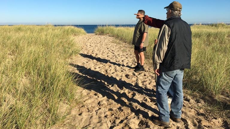 Residents of Dune Acres, Indiana, hike Cowles Bog Trail. (Katherine Moore Powell / The Field Museum)