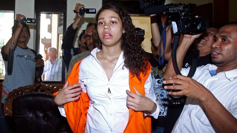 Heather Mack of Chicago, Ill., center, is mobbed by reporters as she arrives in the courtroom for her sentencing hearing at a district court in Denpasar, Bali, Indonesia, April 21, 2015. (AP Photo / Firdia Lisnawati, File)