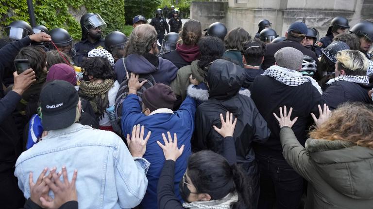 Pro-Palestinian protesters support the positions held by others as University of Chicago police officers reposition a barricade keeping protesters from the university’s quad while the student encampment is dismantled Tuesday, May 7, 2024, in Chicago. (AP Photo / Charles Rex Arbogast)