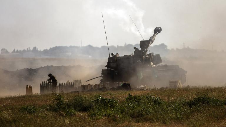 An Israeli artillery unit fires toward targets in the Gaza Strip, at the Israeli-Gaza border, Sunday, May 16, 2021. (AP Photo / Heidi Levine)