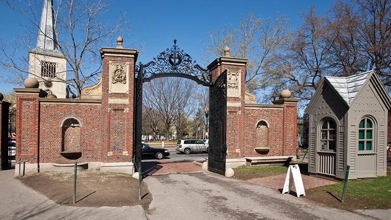The array of wrought iron atop Johnston Gate includes a wreath-adorned cross that symbolizes Harvard’s early commitment to training ministers as well as numerals denoting the year of the university’s founding, 1636. Above “1636”is a small shield displaying the year of the gate’s completion, 1889. (Credit: Ralph Lieberman)