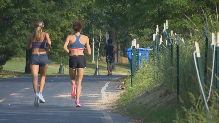 Runners enjoy Chicago’s lakefront trail. (WTTW News)