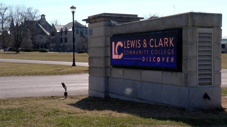 The spring 2025 enrollment report shows enrollment at community colleges in Illinois grew at a record pace compared to a year ago. (Andrew Campbell / Capitol News Illinois)