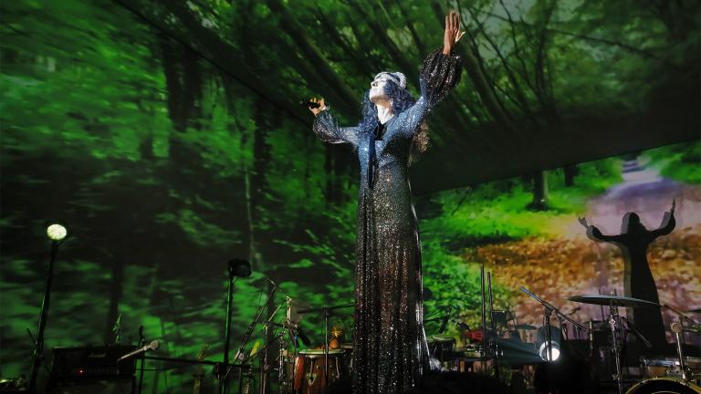 Marisa Monte performs live. (Credit: Leo Aversa)