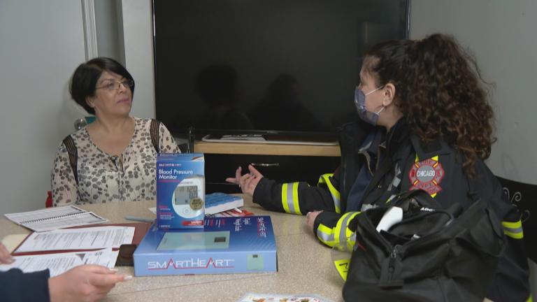Margaret Piwowar talks with participant Rosa Gonzalez. (WTTW News)
