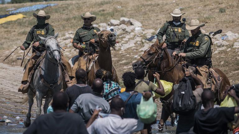 U.S. Customs and Border Protection mounted officers attempt to contain migrants as they cross the Rio Grande from Ciudad Acuña, Mexico, into Del Rio, Texas, Sunday, Sept. 19, 2021. (AP Photo / Felix Marquez)
