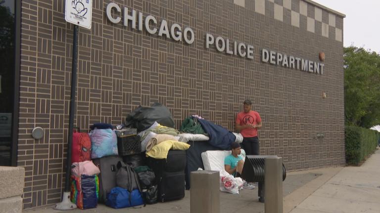 Migrants outside a Chicago police station. (WTTW News)