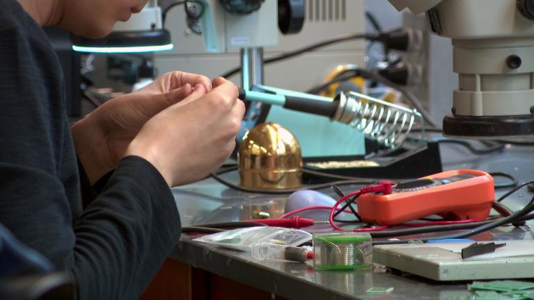 A person working at the Querrey Simpson Institute of Bioelectronics at Northwestern University. (WTTW News)