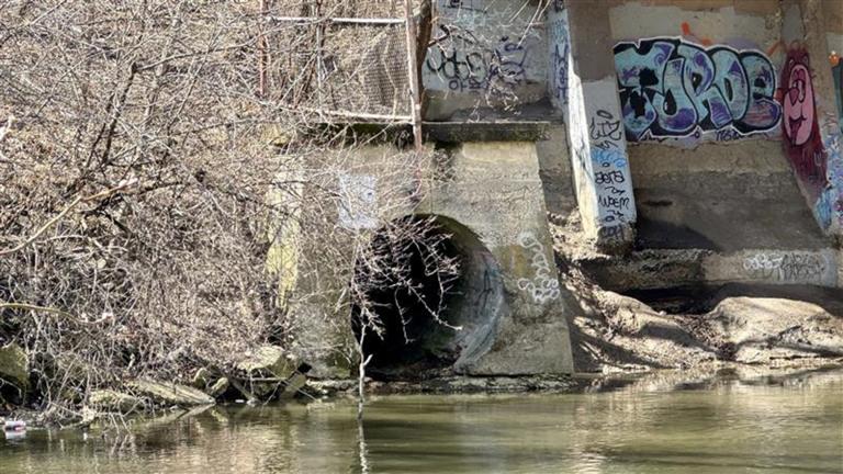 An outfall on the North Branch of the Chicago River. (Patty Wetli / WTTW News)