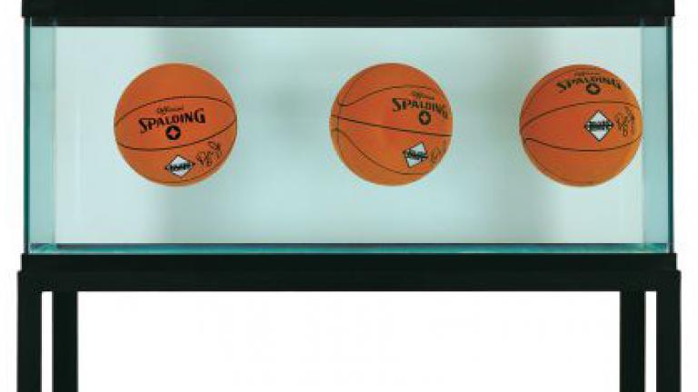 Jeff Koons: Three Ball Total Equilibrium Tank, 1985. Collection Museum of Contemporary Art Chicago, Gerald S. Elliott Collection; 1995.55.a-k. © 1985 Jeff Koons.