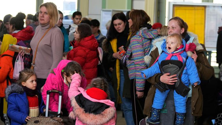 Ukrainian Marina Stadnik from Kramatosrk, right, arrives with her four children at a train station in Przemysl, southeastern Poland, Monday, March 28, 2022. (AP Photo / Sergei Grits)