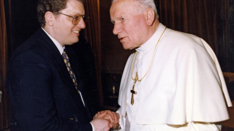 Sir Gilbert Levine (left) and Pope John Paul II