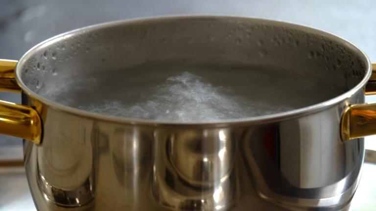 Some Chicagoans are under a boil order on Thursday, May 6, 2021. (Holger Schue / Pixabay)