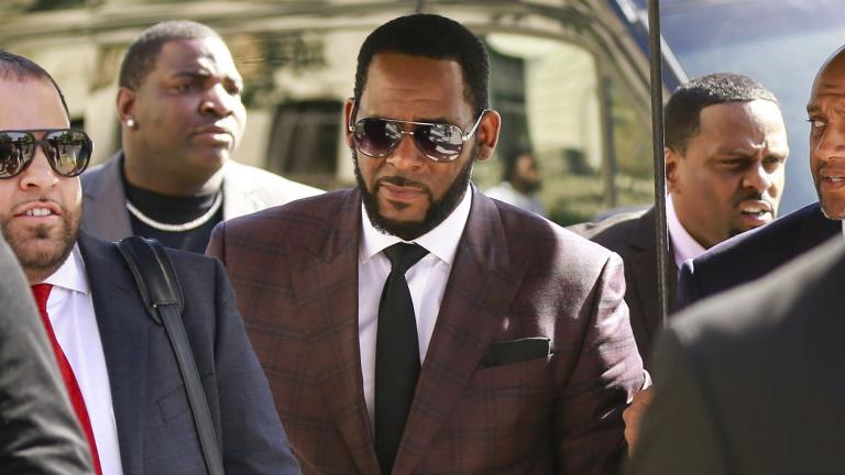 In this June 26, 2019 file photo, R&B singer R. Kelly, center, arrives at the Leighton Criminal Court building for an arraignment on sex-related felonies in Chicago. (AP Photo / Amr Alfiky, File)