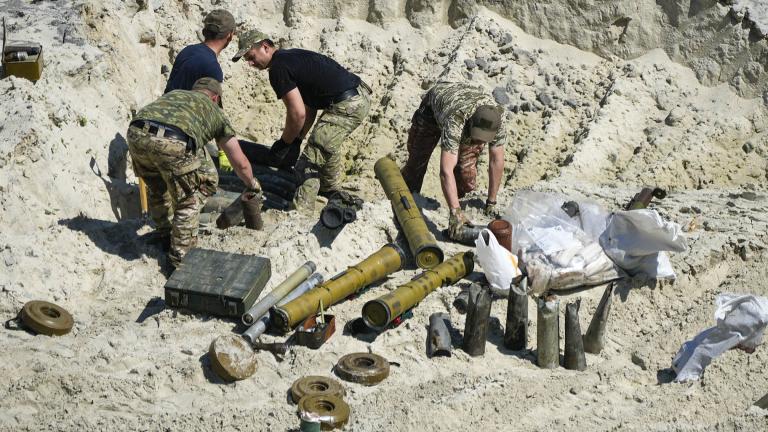 Ukrainian servicemen prepare to detonate unexploded Russian ammunition in the outskirts of Kyiv, Ukraine, Wednesday, June 1, 2022. (AP Photo / Natacha Pisarenko)